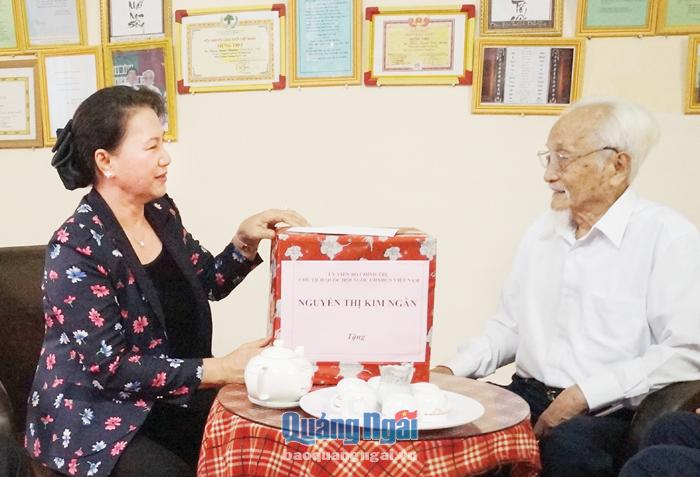 Chủ tịch Quốc hội Nguyễn Thị Kim Ngân thăm, tặng quà nguyên Bí thư Tỉnh ủy Quảng Ngãi Phạm Thanh Biền.  ẢNH: BÁ SƠN