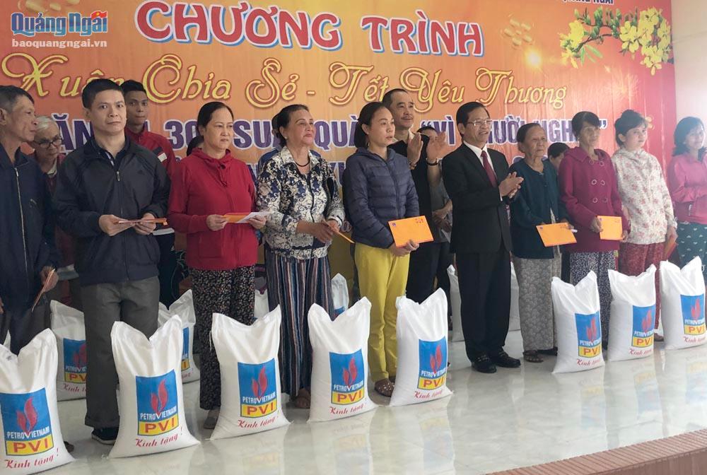 Bí thư Tỉnh ủy Lê Viết Chữ cùng đại diện PVI trao quà Tết cho người nghèo