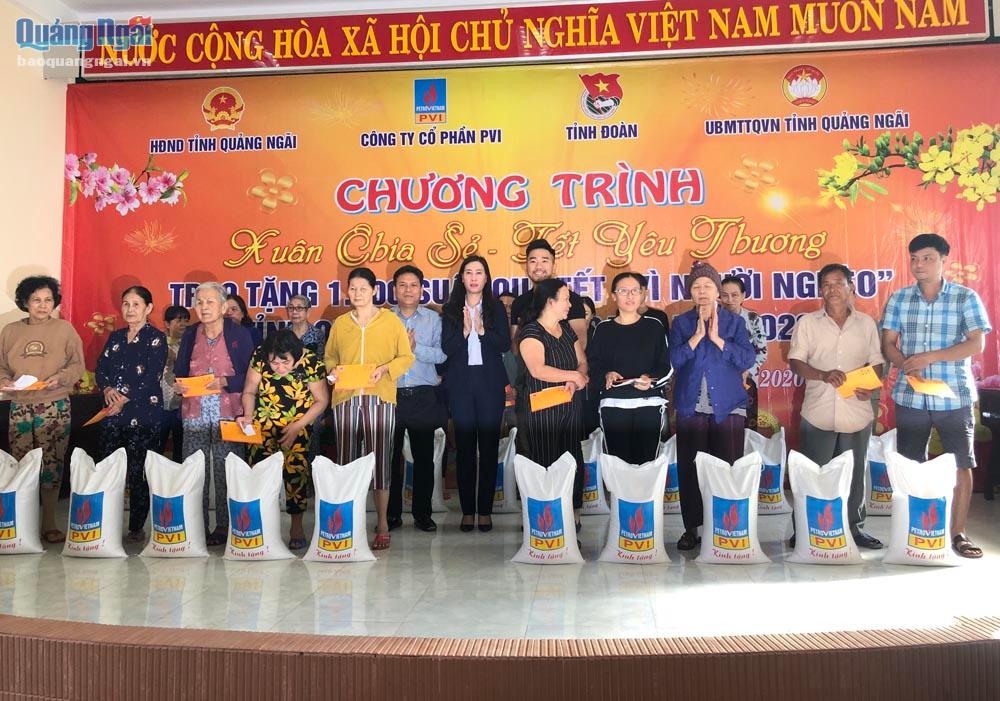 Phó Bí thư Thường trực Tỉnh ủy, Chủ tịch HĐND tỉnh Bùi Thị Quỳnh Vân trao quà Tết cho người nghèo