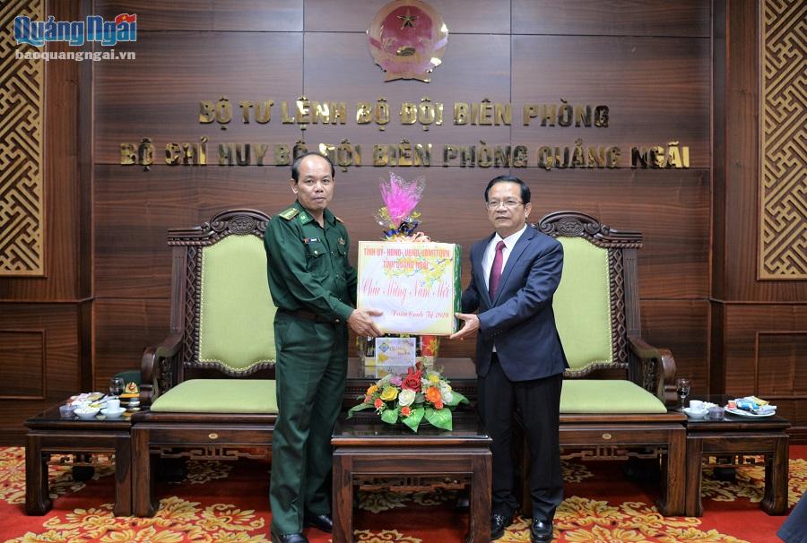 Thăm, tặng quà Tết tại Bộ chỉ huy Bộ đội Biên phòng tỉnh