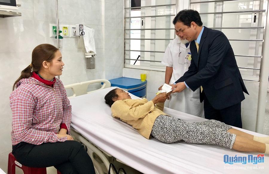 Tặng quà, động viên các bệnh nhân đang điều trị tại Bệnh viện Đa khoa tư nhân Phúc Hưng