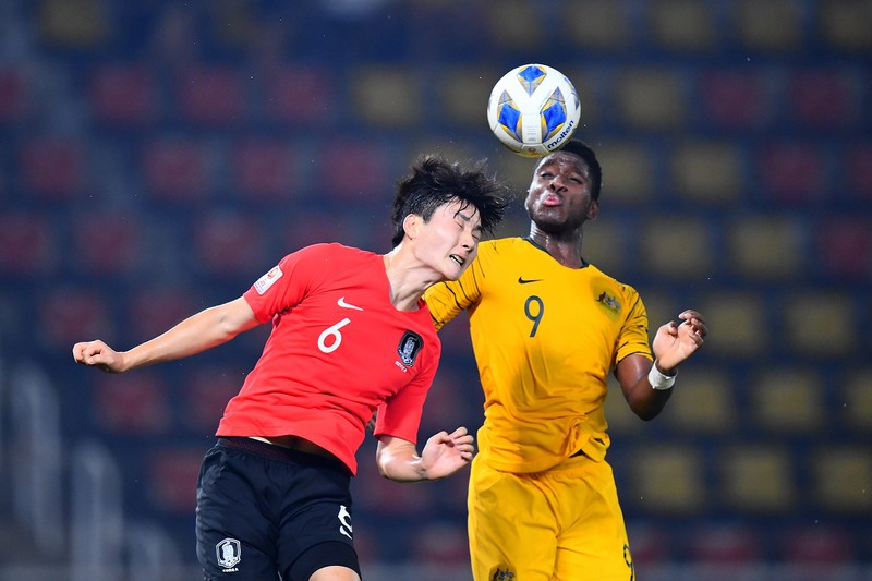 Pha tranh bóng quyết liệt trong trận bán kết giữa U23 Australia (áo vàng) với U23 Hàn Quốc