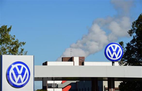 Biểu tượng Volkswagen tại trụ sở của hãng ở Wolfsburg, Đức - Ảnh: AFP