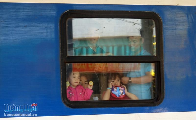 Những đoàn tàu liên tục cập ga Quảng Ngãi đưa những người con xa quê về đoàn tụ, sum vầy cùng gia đình
