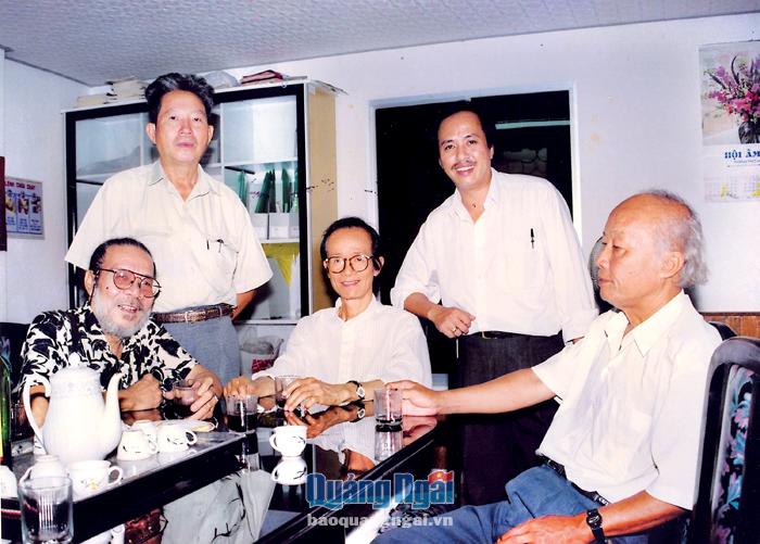 Nhạc sĩ Phạm Đăng Khương (đứng bên phải) chụp hình chung với các nhạc sĩ Hoàng Hiệp, Phạm Trọng Cầu, Trịnh Công Sơn, Vũ Thành. Ảnh: NVCC