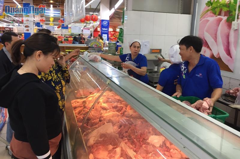 Khách hàng đổ dồn về siêu thị mua thịt theo bình ổn giá.