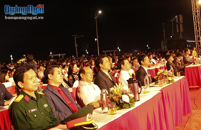 Các đồng chí lãnh đạo tỉnh tham dự Lễ hội giao thừa.