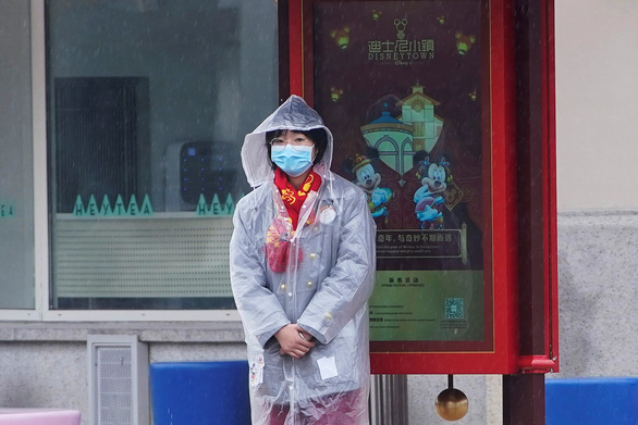 Nhân viên Disneyland Thượng Hải đeo khẩu trang trong ngày công viên đóng cửa do virus corona lây lan - Ảnh: REUTERS