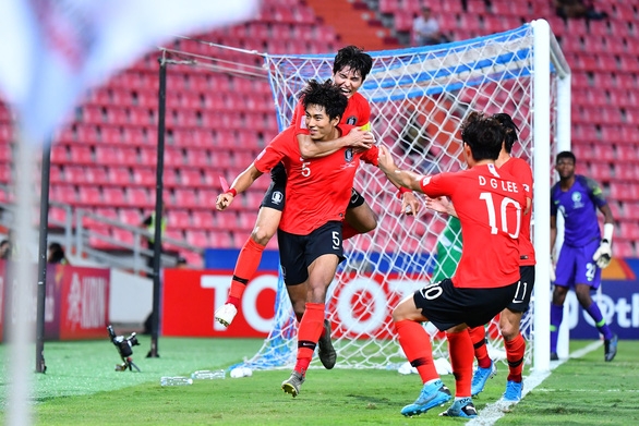 Các cầu thủ U23 Hàn Quốc ăn mừng bàn thắng quý như vàng của Jeong Tae Wook - Ảnh: AFC