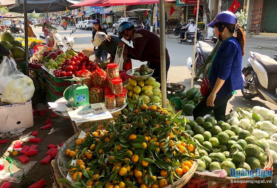 Trong phiên chợ đầu năm, nhiều gia đình cũng chọn mua trái cây với mức giá tăng nhẹ