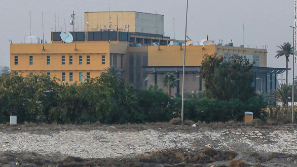 Góc nhìn toàn cảnh về Đại sứ quán Mỹ ở Iraq bên bờ sông Tigris - Ảnh: CNN