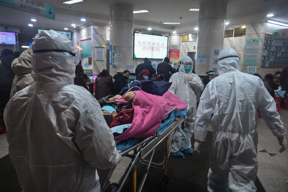 Cấp cứu bệnh nhân nghi nhiễm virus corona tại một bệnh viện ở Trung Quốc - Ảnh: AFP