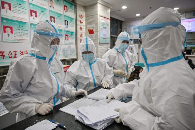 Các nhân viên y tế mặc đồ bảo hộ làm việc tại bệnh viện Chữ Thập Đỏ Vũ Hán. (Ảnh: AFP)