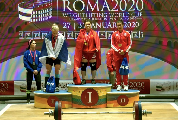 Hoàng Thị Duyên trên bục nhận huy chương vô địch hạng 59kg nữ