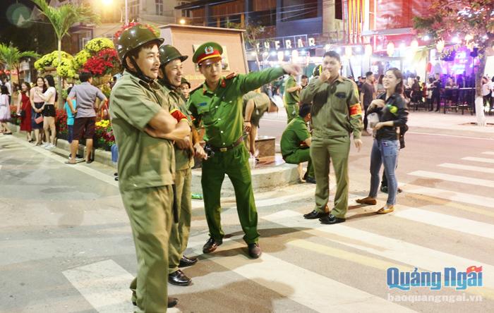 Công an TP.Quảng Ngãi giữ gìn an ninh trật tự tại lễ hội đêm giao thừa được tổ chức ở khu vực cầu Thạch Bích.
