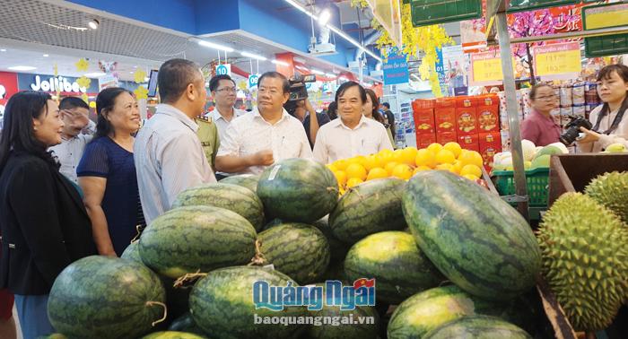 Phó Chủ tịch Thường trực UBND tỉnh Nguyễn Tăng Bính (thứ hai bên phải) kiểm tra tình hình hàng hóa dịp tết Canh Tý 2020.