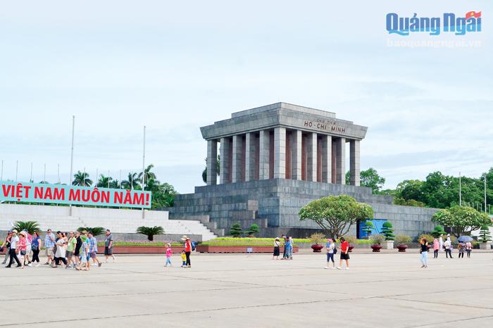 Lăng Chủ tịch Hồ Chí Minh là điểm đến thiêng liêng của nhiều du khách trong và ngoài nước.  ẢNH: HOÀNG TRIỀU 
