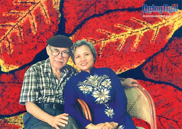 Họa sĩ Đường Ngọc Cảnh cùng vợ chụp chung với tác phẩm “Lá bàng mùa thu” nằm trong nhóm các tác phẩm được trao tặng Giải thưởng Nhà nước về Văn học Nghệ thuật.                     Ảnh: nvcc