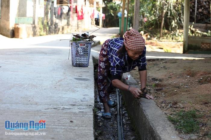 Mỗi người dân Cadong ở Huy Măng luôn ý thức giữ gìn vệ sinh môi trường ở bản làng mình sinh sống.