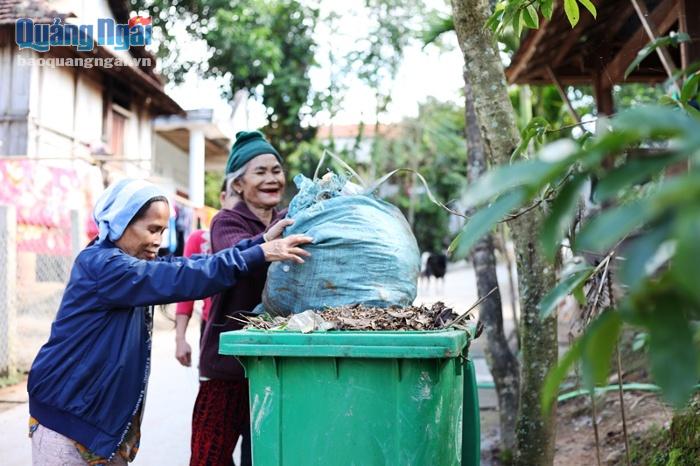 Mô hình thu gom rác trên địa bàn huyện Sơn Tây không chỉ giải quyết bài toán rác thải ở huyện nhà, các khu dân cư mà còn mang đến vẻ đẹp cho các ngôi làng cũng như góp phần nâng cao ý thức giữ gìn môi trường trong người đồng bào dân tộc thiểu số.