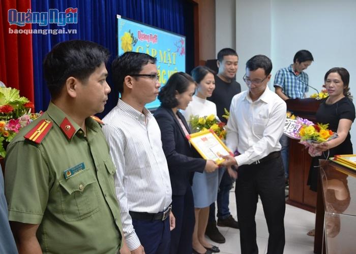 Tổng Biên tập Báo Quảng Ngãi Huỳnh Đức Minh khen thưởng cho các CTV tiêu biểu.