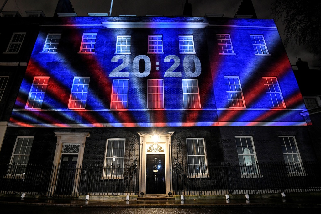 Màn ăn mừng bằng đèn chiếu trước văn phòng thủ tướng Anh tại số 10 phố Downing, London, trong đêm 31/1. Ảnh: Reuters.