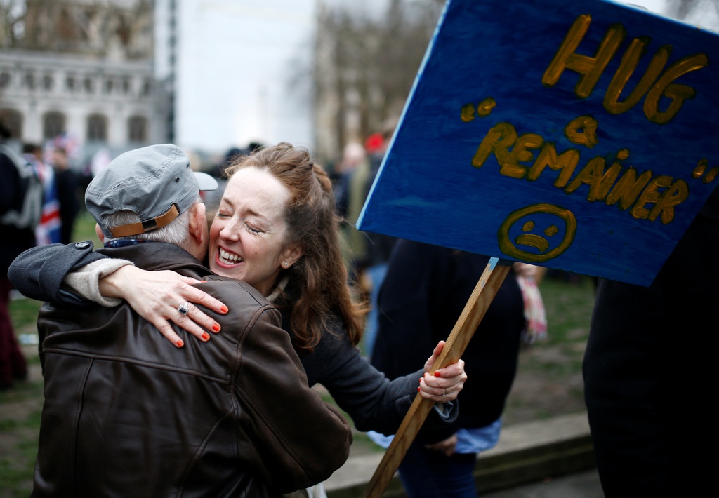 Một người cầm biểu ngữ phản đối Brexit trong sự kiện ở Anh ngày 31/1. Ảnh: Reuters.