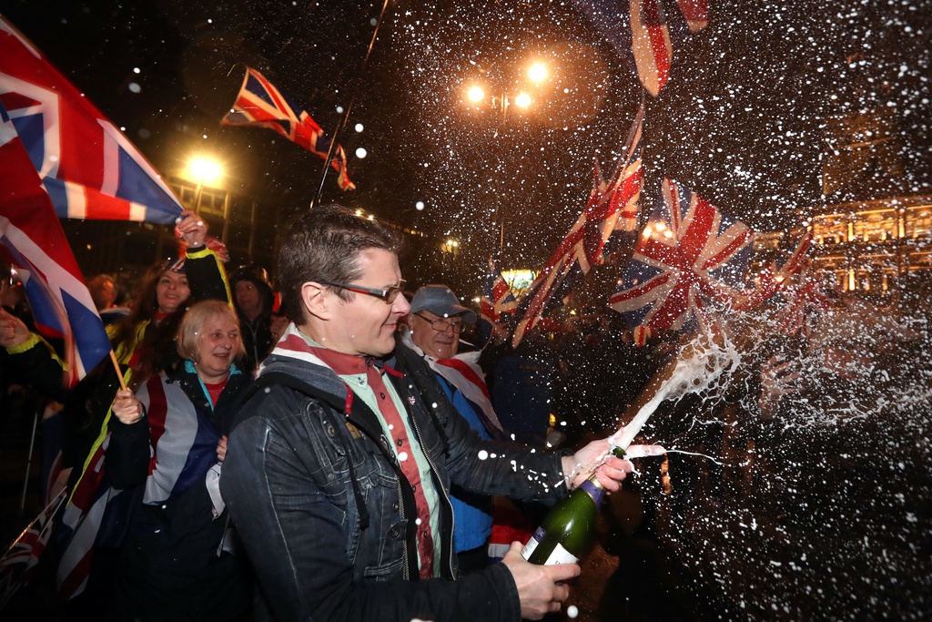 Người ủng hộ Brexit ăn mừng ở quảng trường George, Glassgow, Anh hôm 31/1. Ảnh: Reuters.