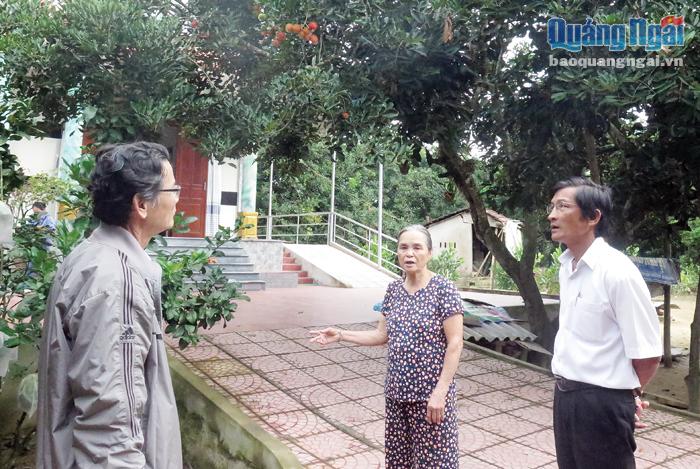 Các đồng chí trong Chi ủy Chi bộ thôn Long Bàn Bắc, xã Hành Minh (Nghĩa Hành) thăm hỏi người dân về hiệu quả trồng cây ăn trái. 