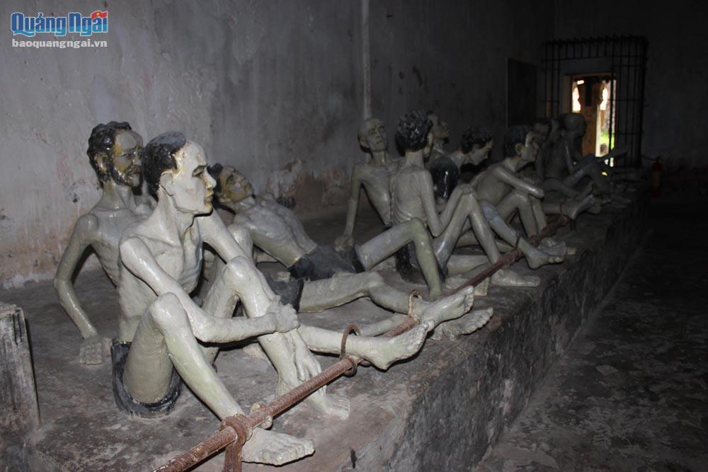 Hình ảnh người tù bị giam cầm được phục dựng tại Nhà tù Côn Đảo