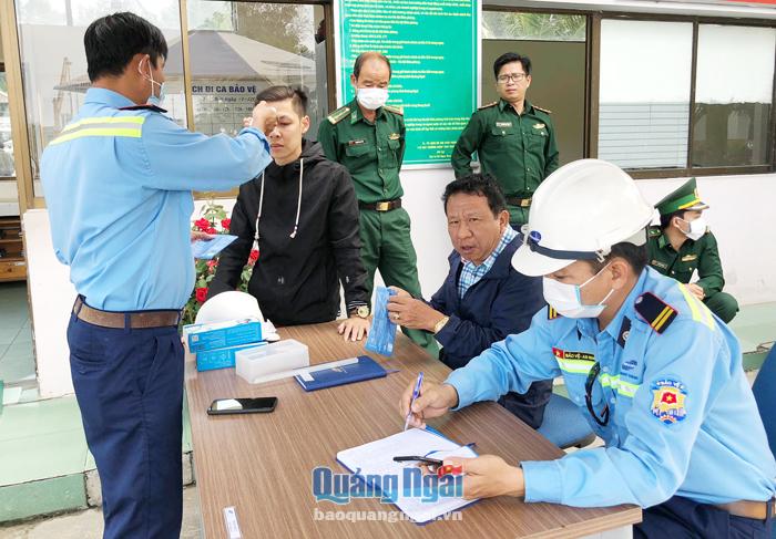 Các lực lượng chức năng thực hiện quy trình kiểm tra y tế phòng, chống dịch Corona tại cảng biển Dung Quất.  Ảnh: K.TOÀN