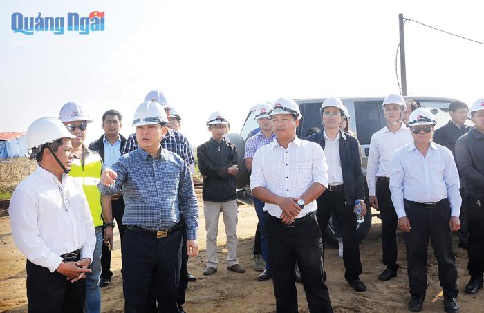 Giám đốc Sở GTVT, kiêm Giám đốc Ban Quản lý dự án Đầu tư xây dựng các công trình giao thông tỉnh Hà Hoàng Việt Phương (thứ hai bên trái) trực tiếp thị sát, kiểm tra công tác thi công các dự án ngay ngày đầu ra quân. 