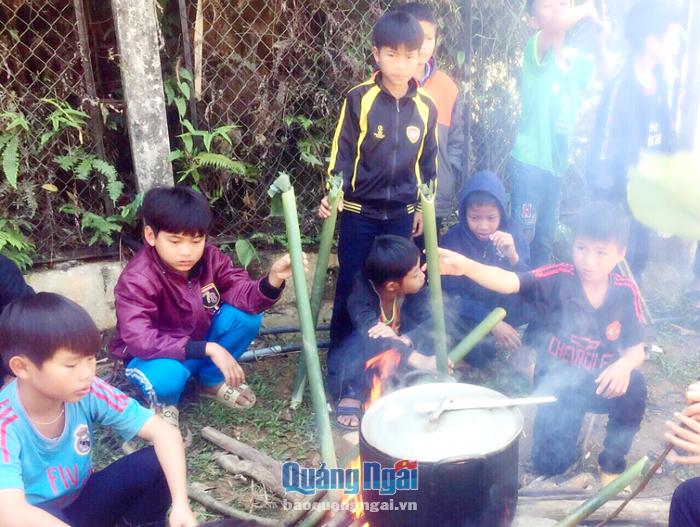 Học sinh Trường Phổ thông dân tộc Bán trú THCS Trà Thọ (Tây Trà)  vui Tết Ngã rạ tại trường.