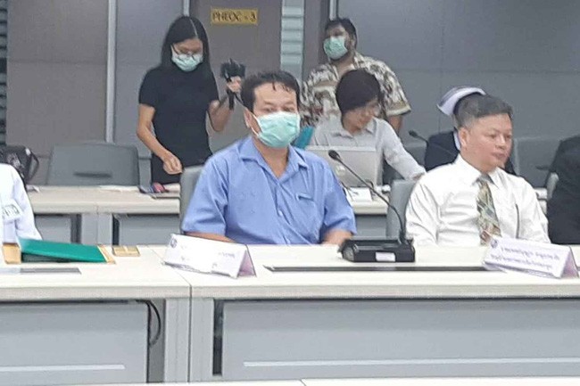 Bệnh nhân (áo xanh) tại buổi họp báo ở tỉnh Nonthaburi của Bộ Y tế Thái Lan. Ảnh: Bangkok Post.