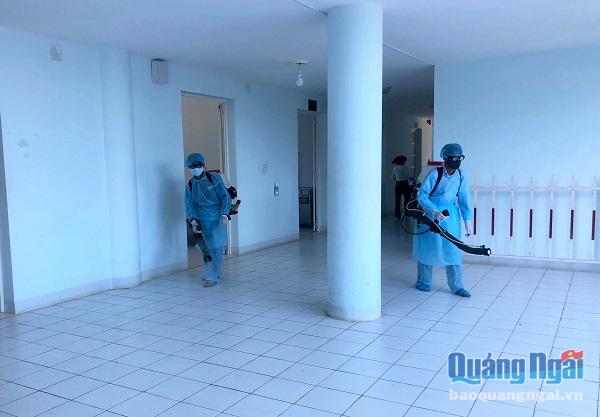 Phun khử trùng khu vực cách ly, theo dõi y tế đối với các trường hợp từ vùng dịch đến Quảng Ngãi tại cơ sở 2 Trung tâm Y tế huyện Bình Sơn