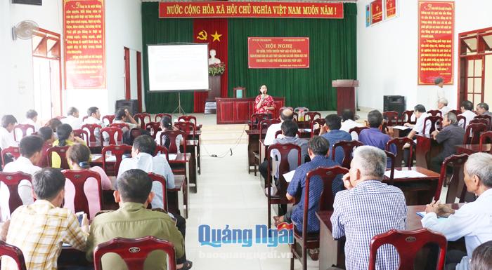 Báo cáo viên Sở Tư pháp tập huấn pháp luật cho cán bộ, người dân xã Bình Chánh (Bình Sơn).