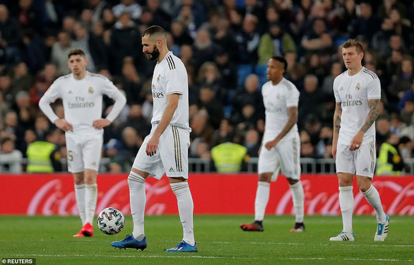 Nỗi thất vọng của các cầu thủ Real Madrid sau trận thua Real Sociedad - Ảnh: REUTERS