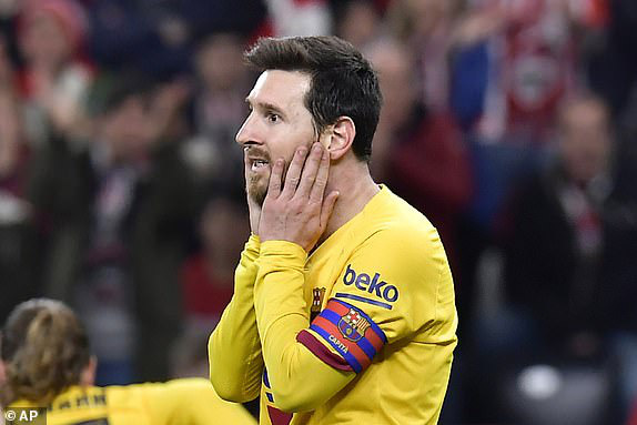 Messi ôm mặt thất vọng sau khi Barcelona bị loại ở Cúp Nhà vua - Ảnh: AP