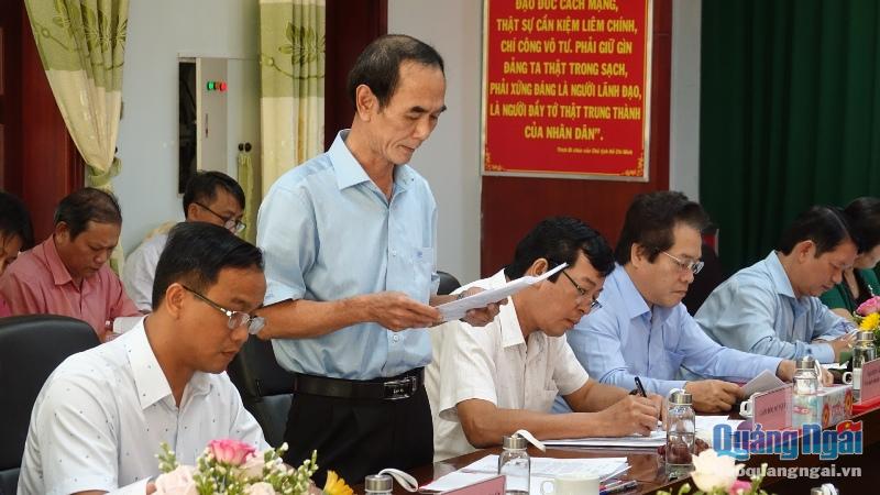 Lãnh đạo huyện Trà Bồng báo cáo tại buổi làm việc