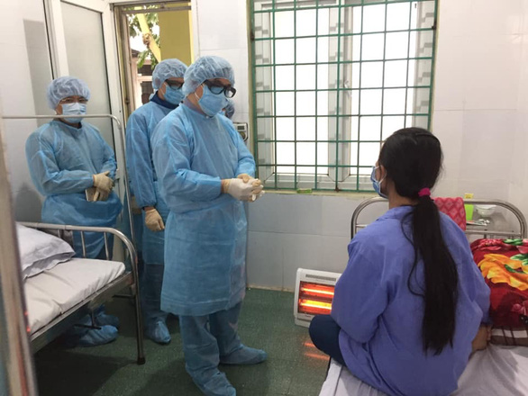 Tổ chống dịch lưu động của Bộ Y tế thăm 1 trong 8 bệnh nhân nhiễm virus corona ở Vĩnh Phúc ngày 6-2 - Ảnh: THÚY ANH