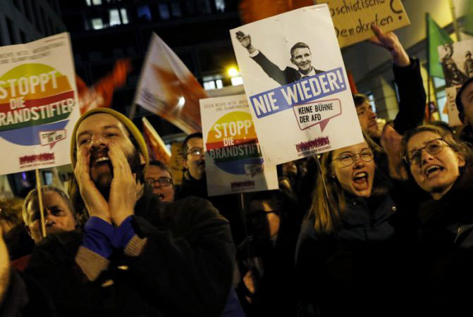 Người biểu tình tập trung bên ngoài trụ sở đảng Dân chủ tự do ở thủ đô Berlin (Đức).