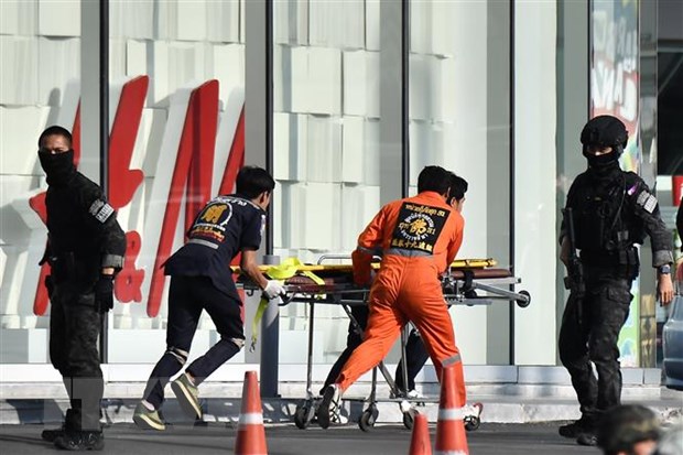 Nhân viên y tế được triển khai tại trung tâm thương mại Terminal 21 ở tỉnh Nakhon Ratchasima (Thái Lan), nơi diễn ra vụ xả súng và bắt giữ con tin, rạng sáng 9/2/2020. (Ảnh: AFP/TTXVN)