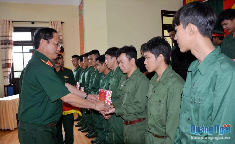 Thượng tướng Trần Quang Phương tặng quà động viên thanh niên xã Bình Nguyên lên đường nhập ngũ.
