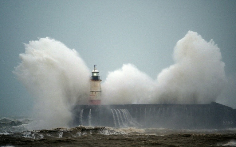  Những đợt sóng cao tại bờ biển phía Nam nước Anh. Ảnh: AFP