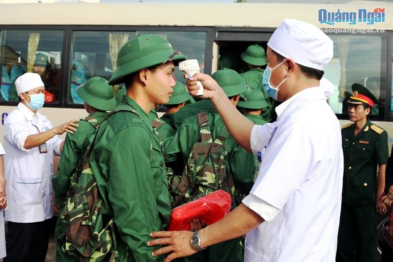 Các tân binh được kiểm tra y tế trước khi lên xe về đơn vị