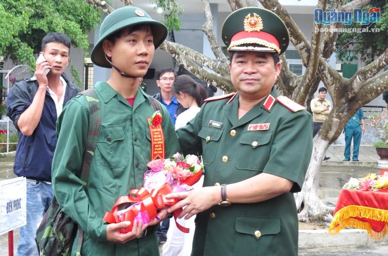 Trung tướng Trịnh Đình Thạch tặng hoa cho thanh niên lên đường nhập ngũ