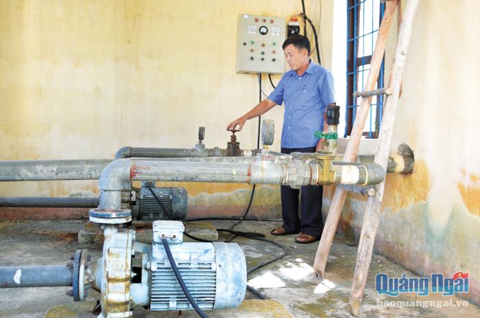 Lãnh đạo HTX Nông nghiệp Phổ Khánh kiểm tra và điều tiết nước ở trạm bơm thôn Diên Trường để đảm bảo nước sinh hoạt cho người dân.