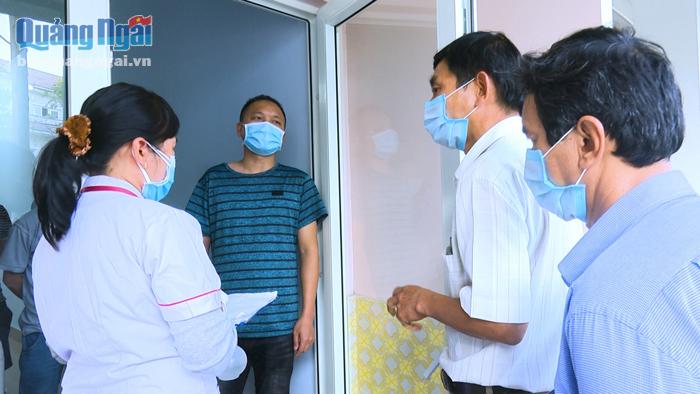 Cán bộ Trung tâm Kiểm soát bệnh tật tỉnh  kiểm tra, giám sát tình hình sức khỏe những người được cách ly tại khu dân cư.