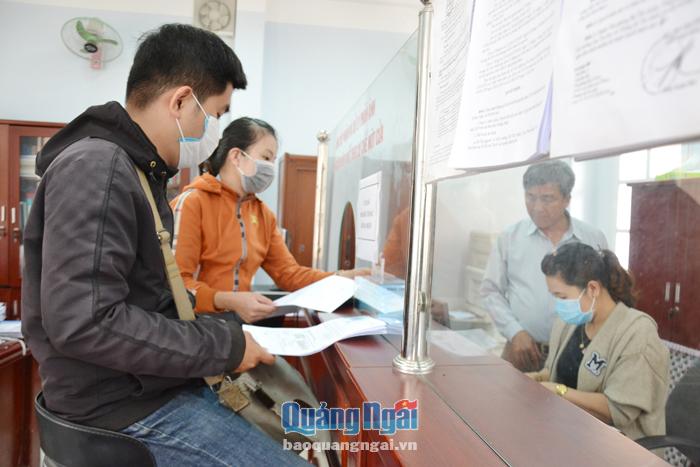 Người nộp thuế đến làm thủ tục khai nộp thuế tại Chi cục Thuế huyện Bình Sơn.