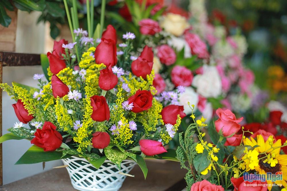 Chị Khánh Thu, một chủ shop hoa tươi trên đường Nguyễn Nghiêm, TP. Quảng Ngãi cho biết: “Các loại hoa đa dạng từ bình dân đến cao cấp, mức giá cũng khác nhau, từ tiền trăm đến tiền triệu phục vụ các đối tượng khách hàng khác nhau. Được ưa chuộng nhất vẫn là hoa hồng đỏ